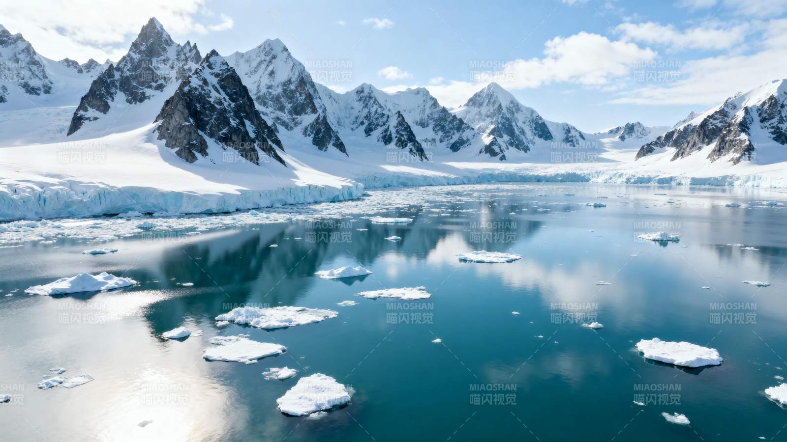 冰川湖畔雪山倒影图片