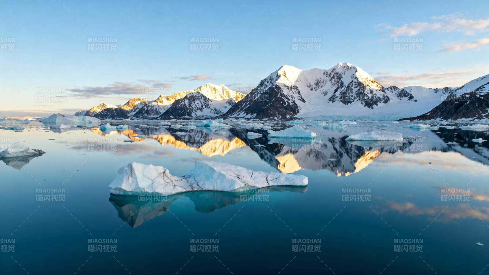 雪山倒影静谧湖图片