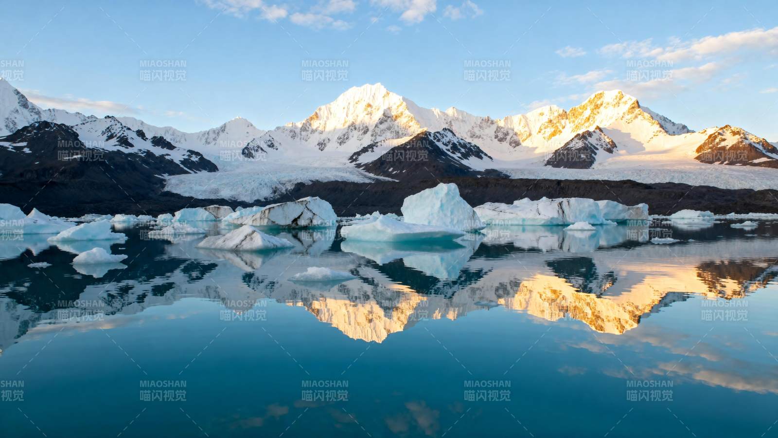 雪山倒影湖中图片