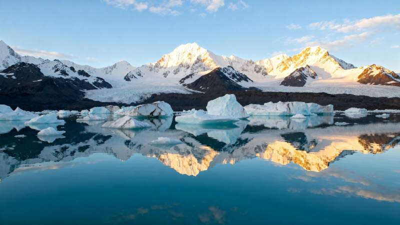 雪山倒影湖中图片