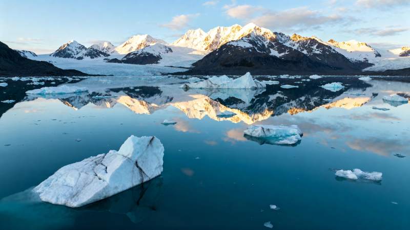 冰川湖镜像山景图片