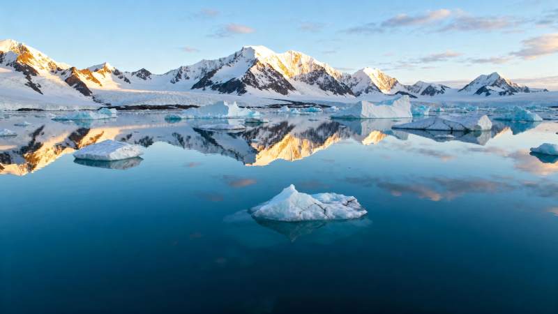极地冰川倒影图片