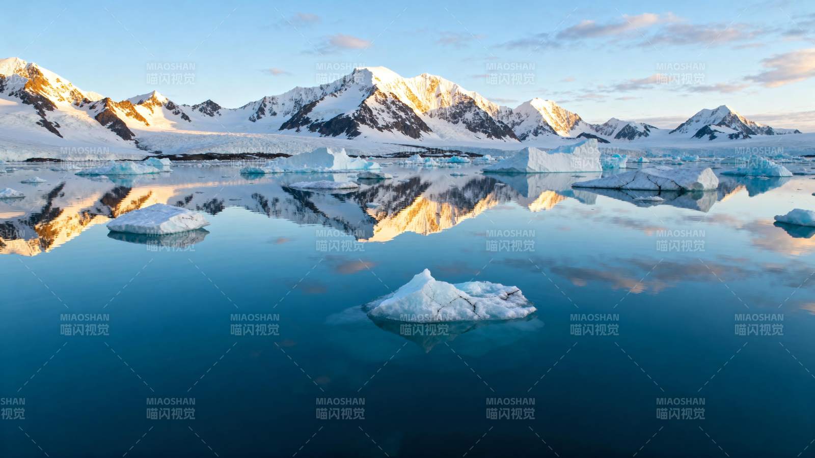 极地冰川倒影图片