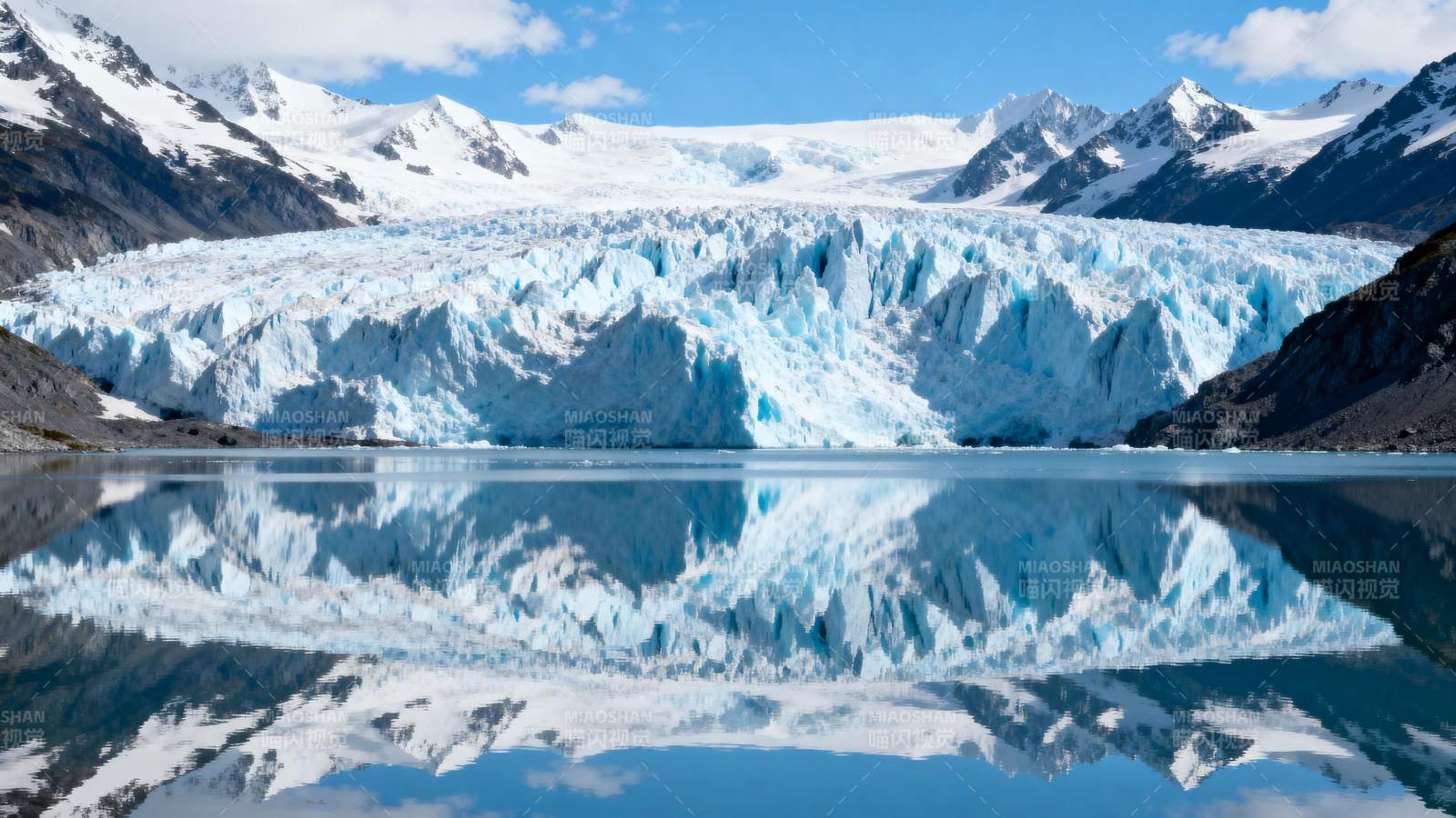 冰川倒影湖光山色图片