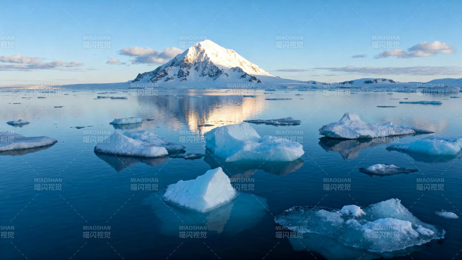 冰山倒影静谧湖图片