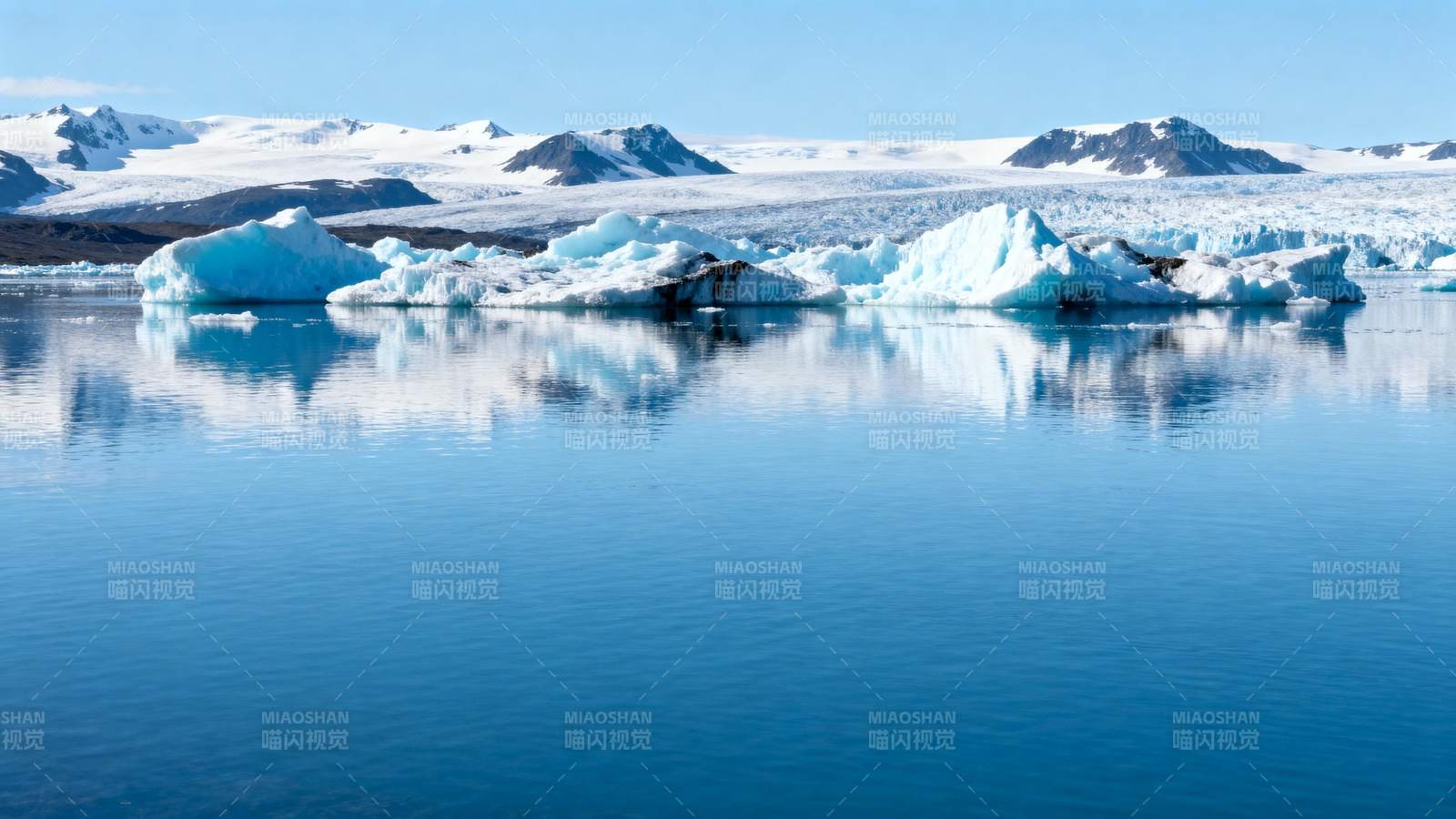 极地冰川静谧湖图片
