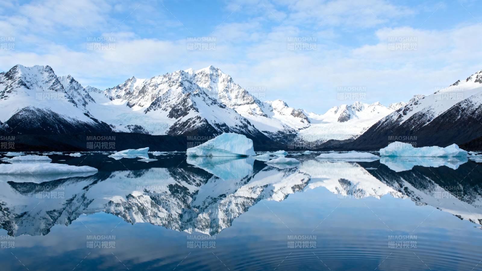 雪山倒影湖面图片