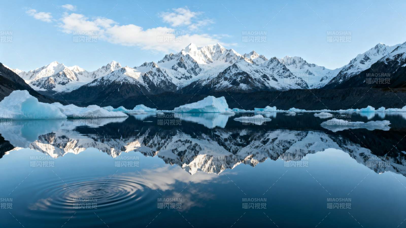 雪山倒影湖中图片