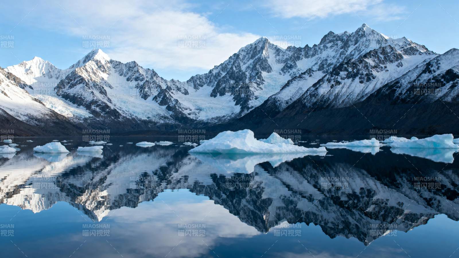 雪山倒影湖中图片