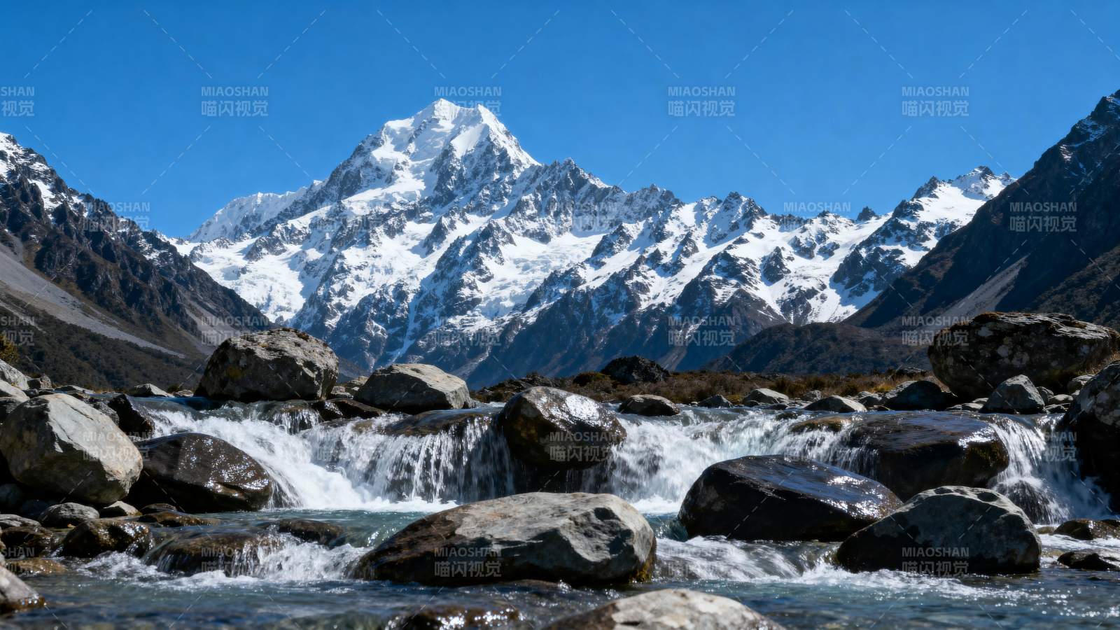 雪山溪流美景图片