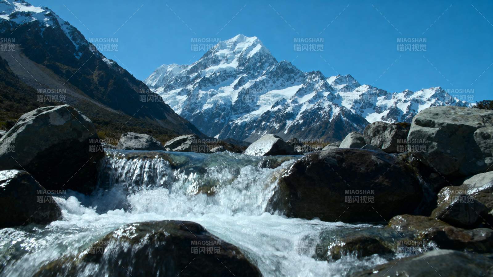 雪山溪流美景图片