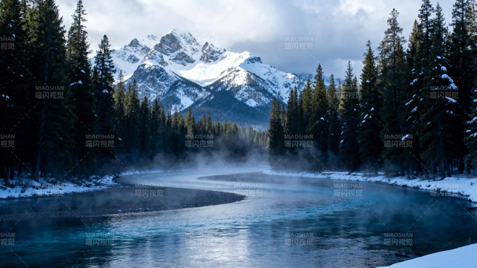 雪山映湖 雾绕林间图片