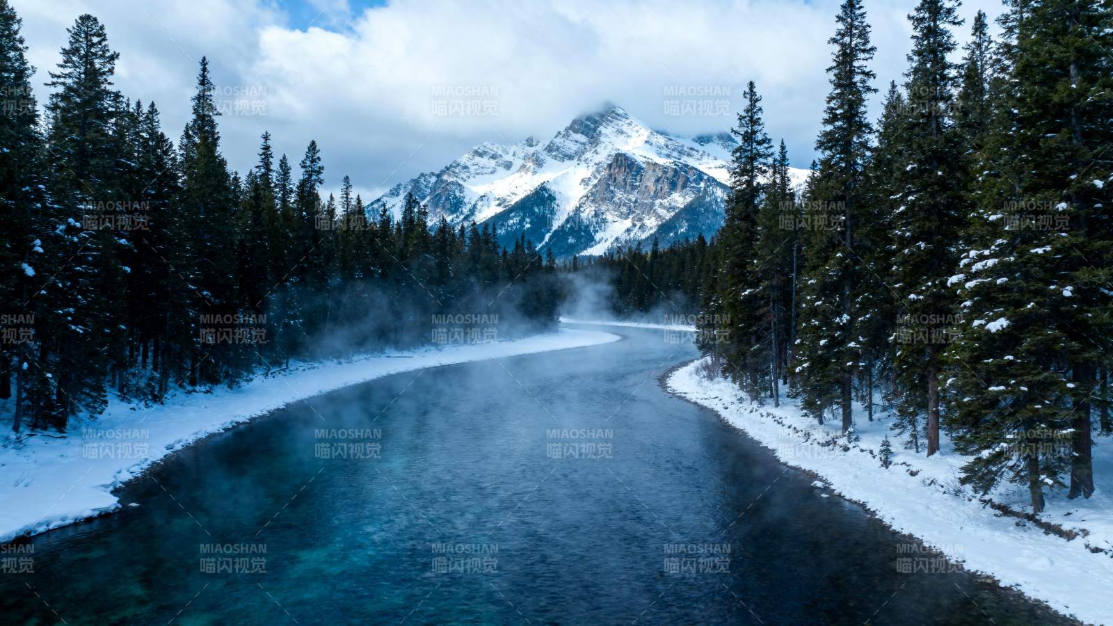 雪岭溪流静谧景图片