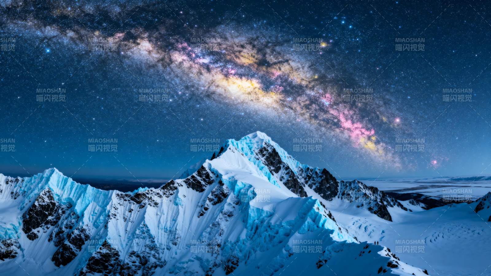 雪山银河夜景图片