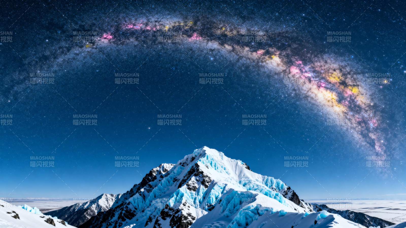 雪山仰望银河图片