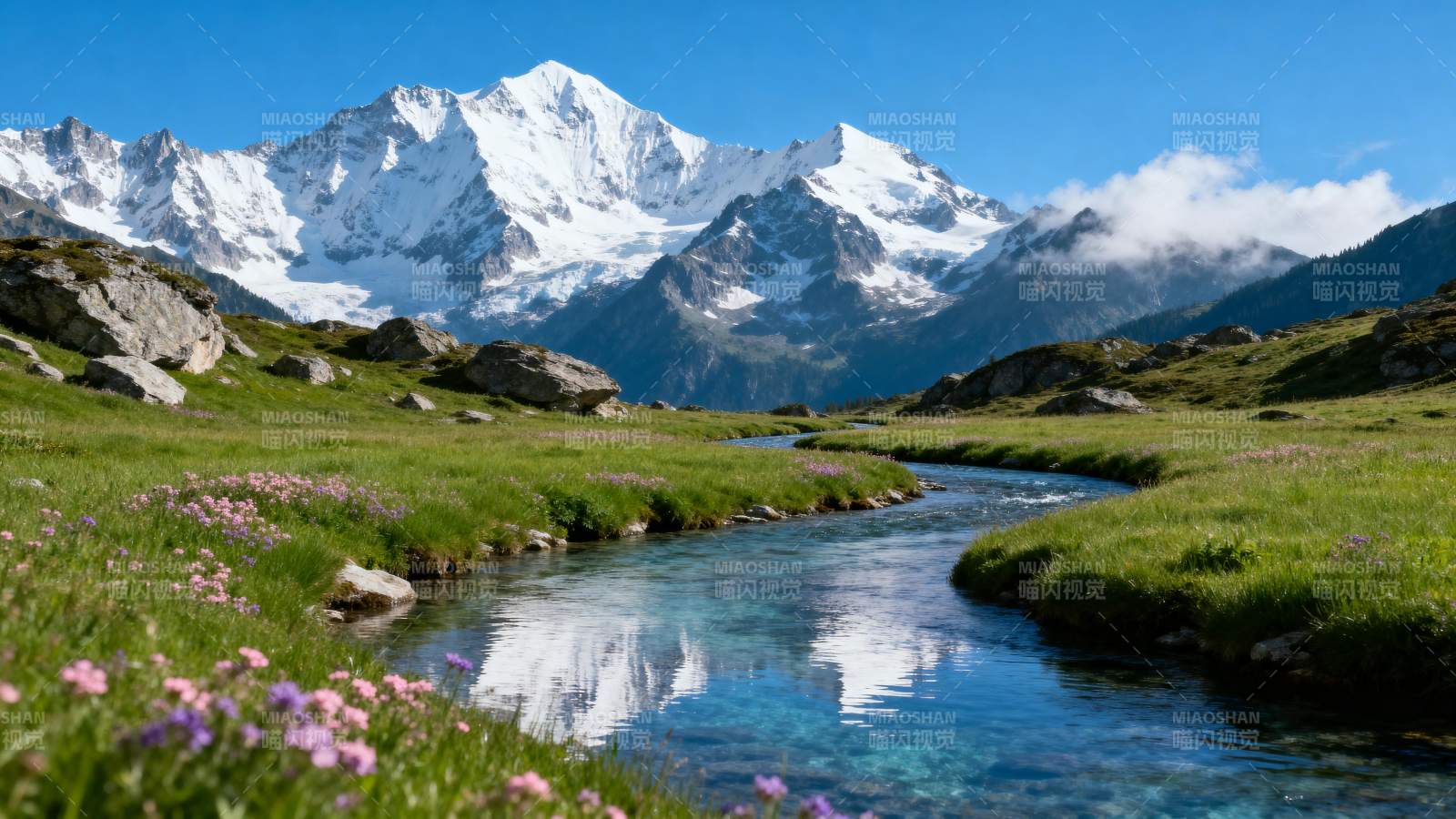 雪山映溪流图片