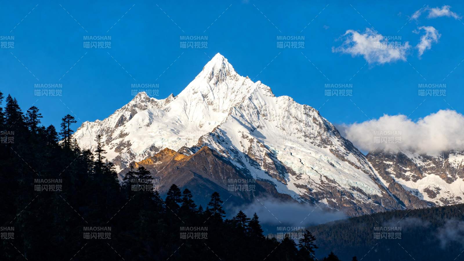 雪山巍峨入云间图片