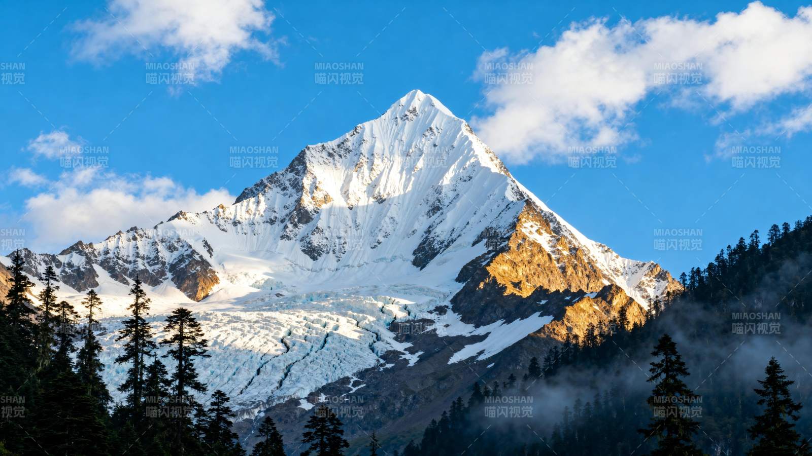 雪山巍峨 云雾缭绕图片