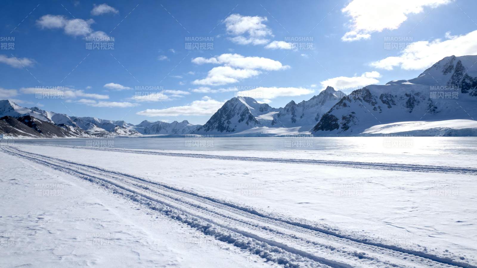 雪原冰湖风光图片