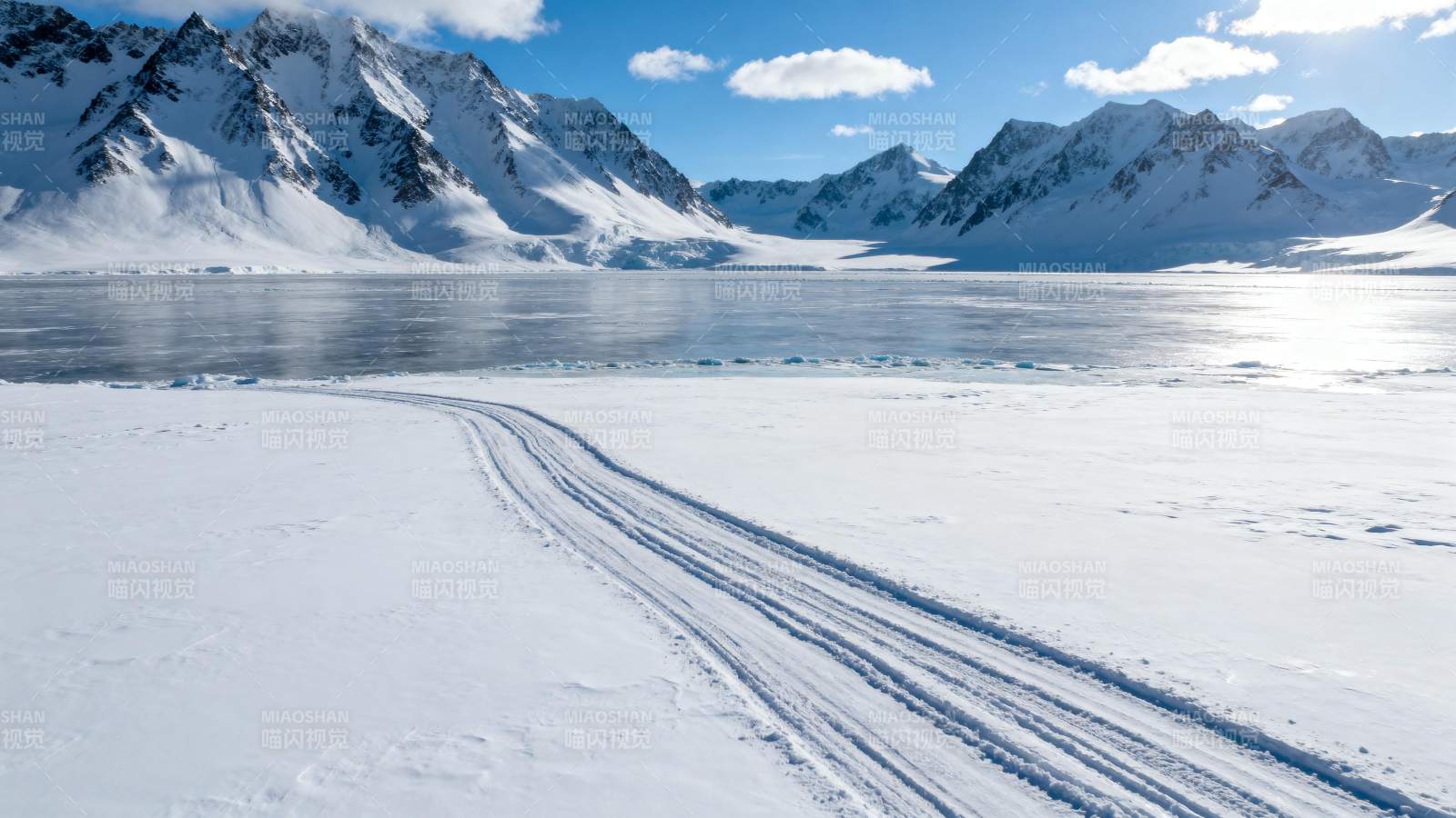 雪原上的车辙痕迹图片