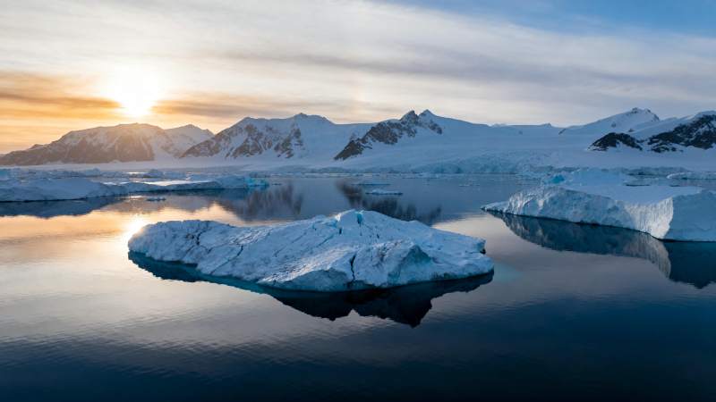 极地冰川日出美景图片
