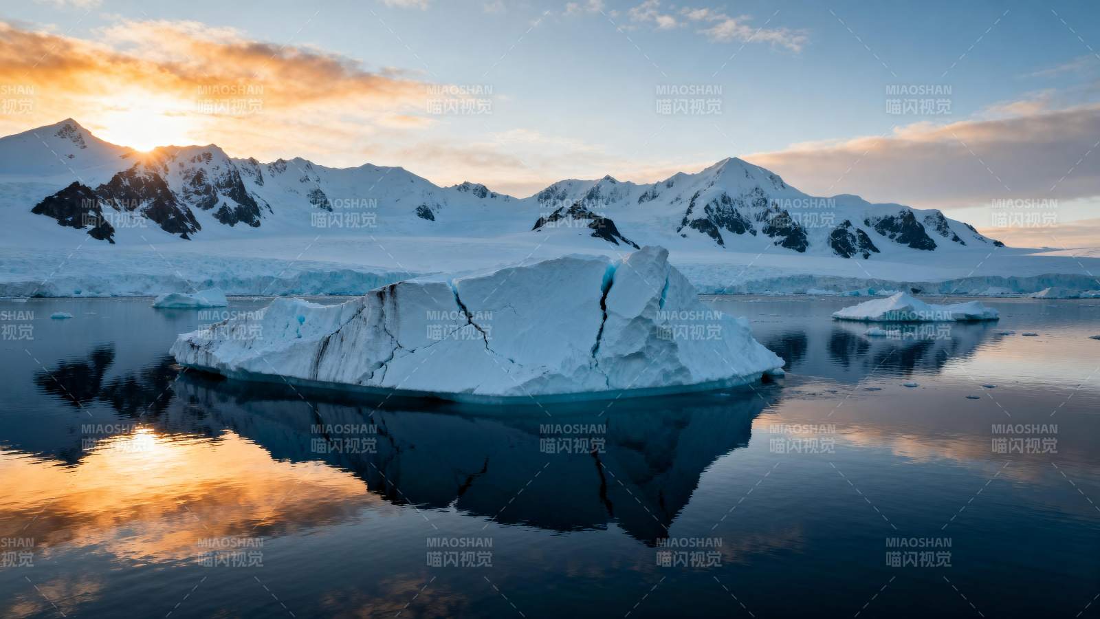 极地冰山倒影图片