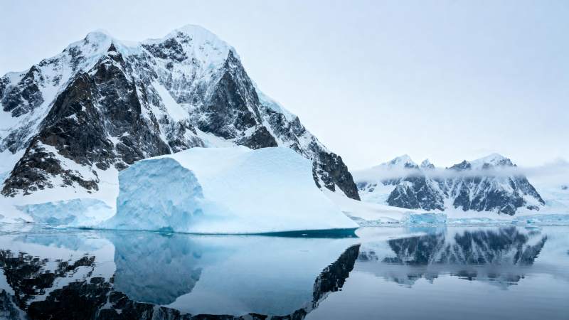冰山倒影 雪山静谧图片