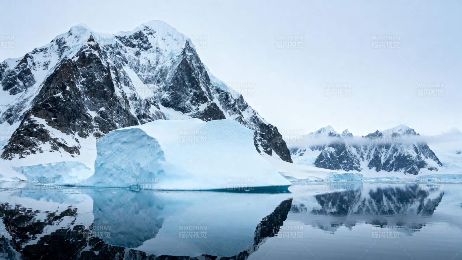 冰山倒影 雪山静谧图片