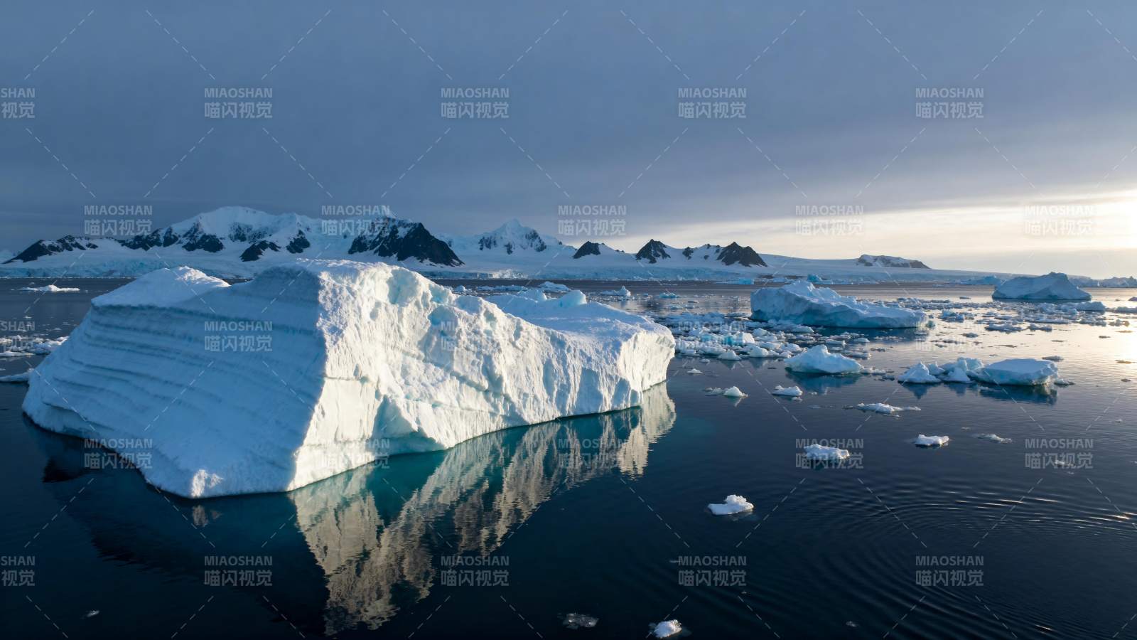冰山倒影静谧海图片