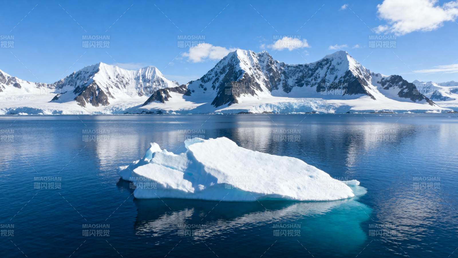 冰山静卧碧海间图片