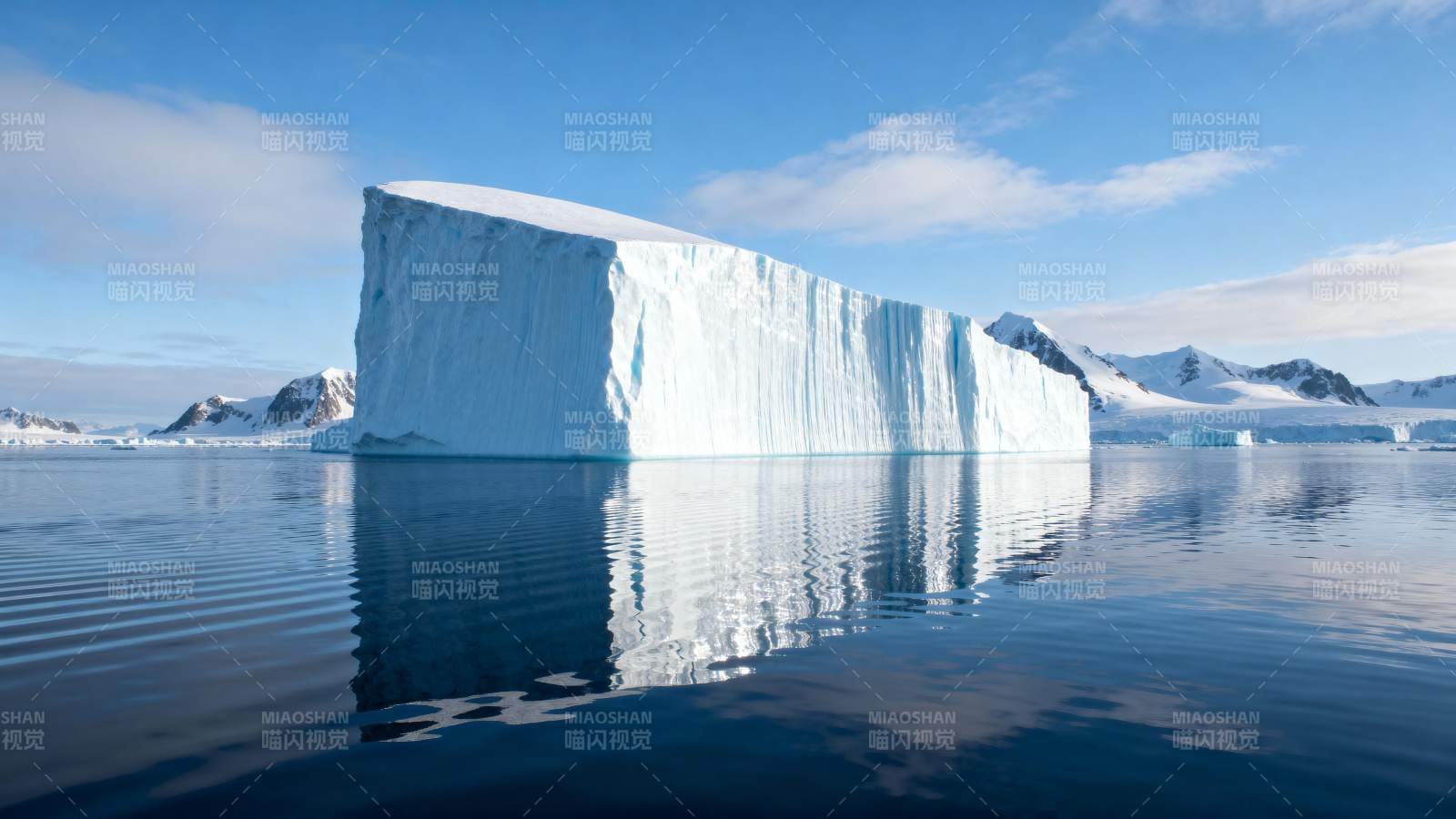冰山倒影 静谧极地图片