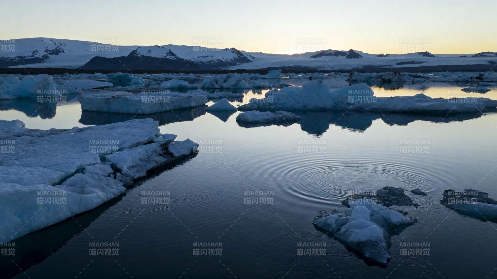 冰川湖静谧晨光图片