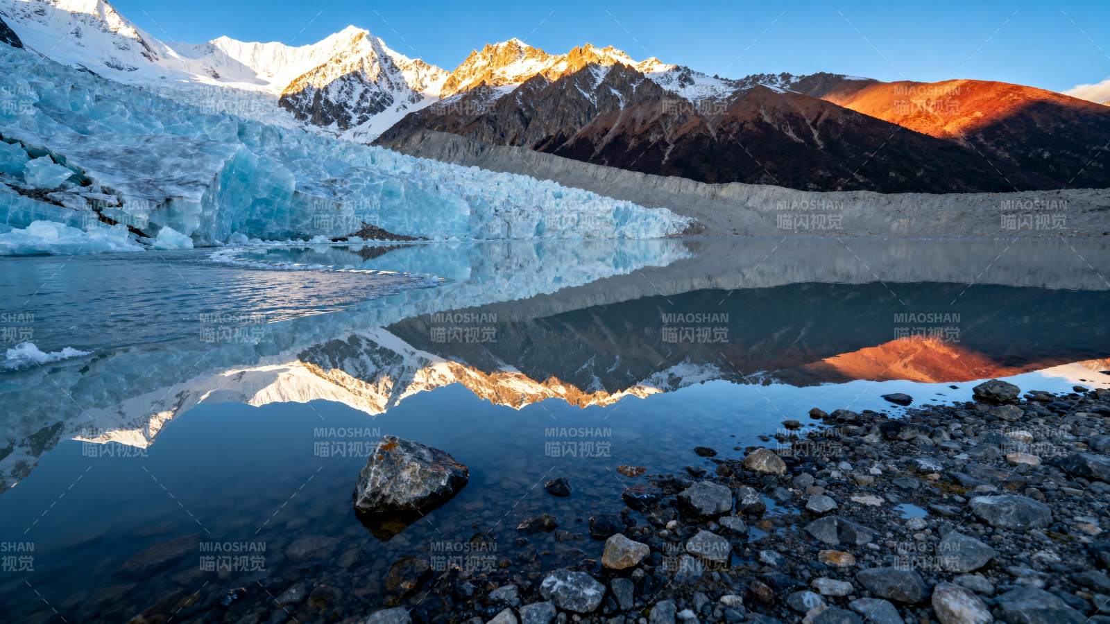 雪山倒影湖畔图片