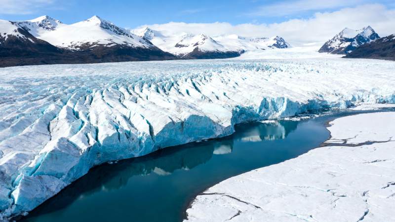 冰川湖畔雪峰图片