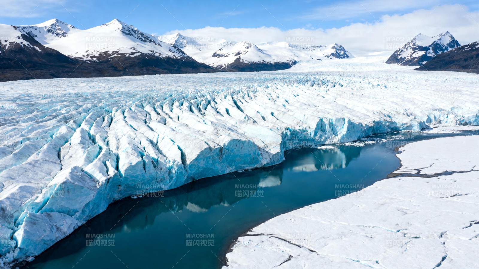 冰川湖畔雪峰图片