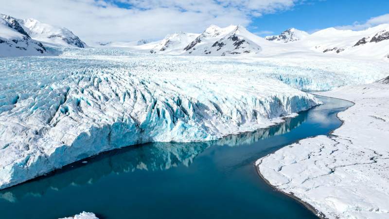冰川映碧水图片