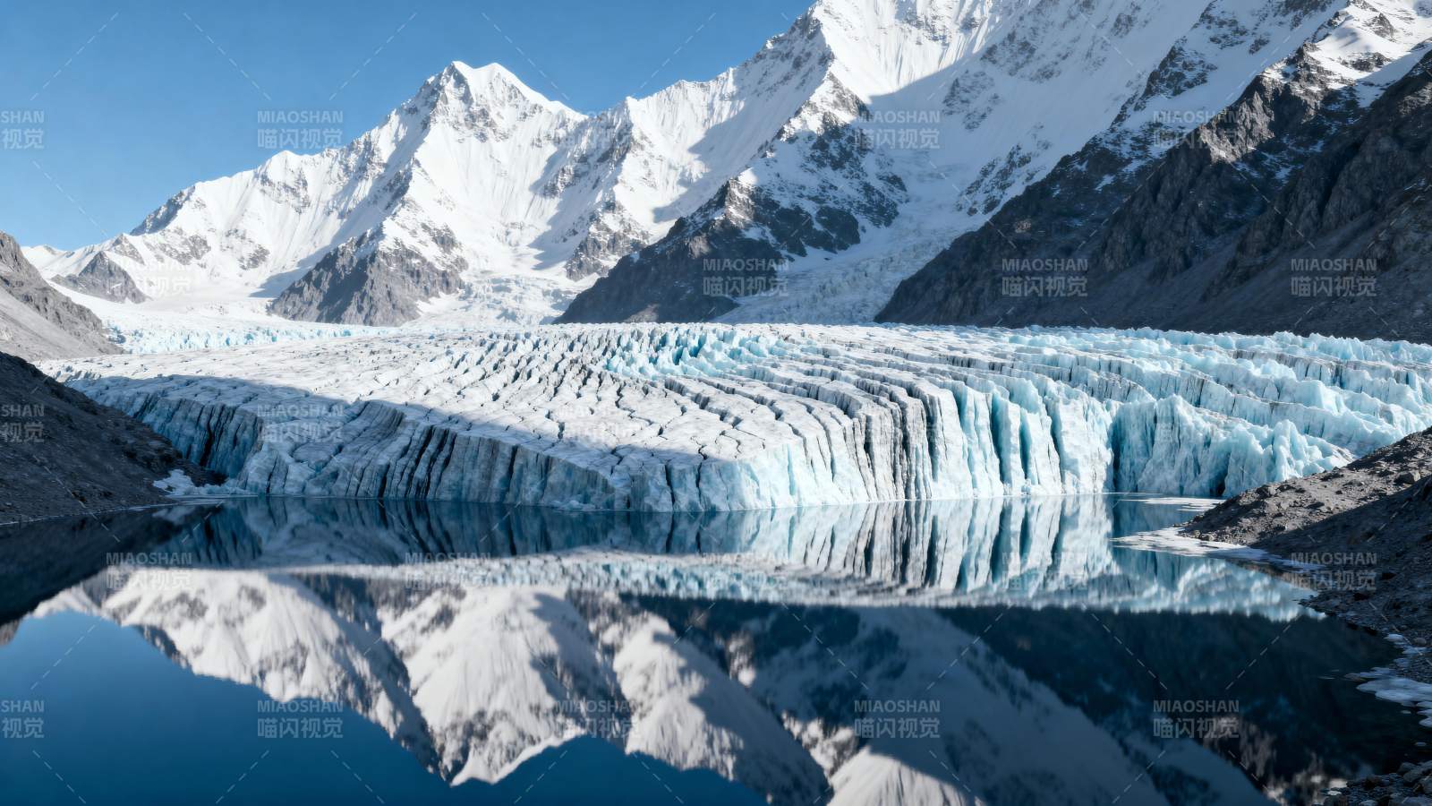 雪山冰川倒影图片
