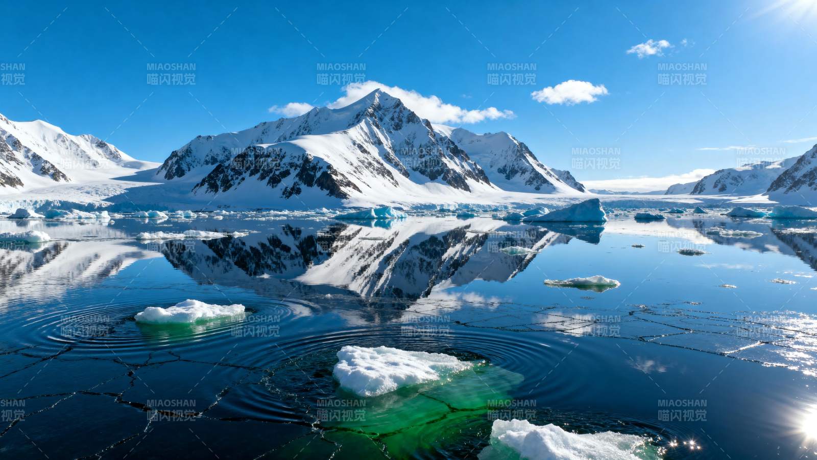 极地冰川倒影图片