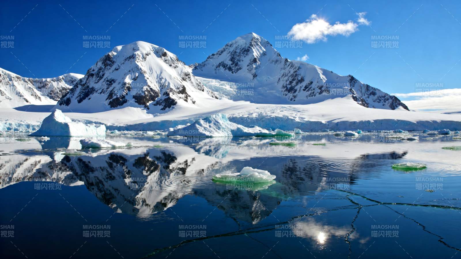 雪山倒影湖面图片