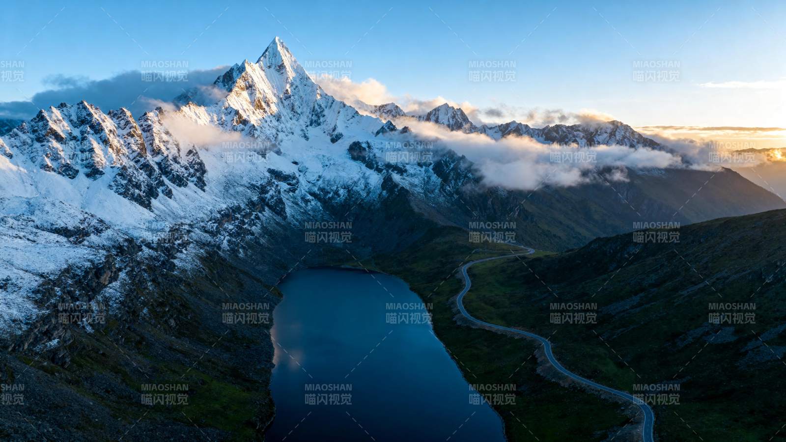 雪山湖景晨曦图片