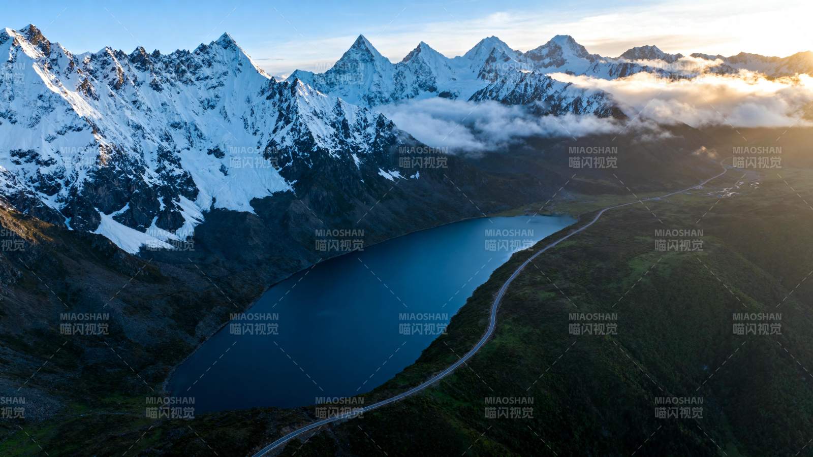 雪山湖光晨曦美景图片