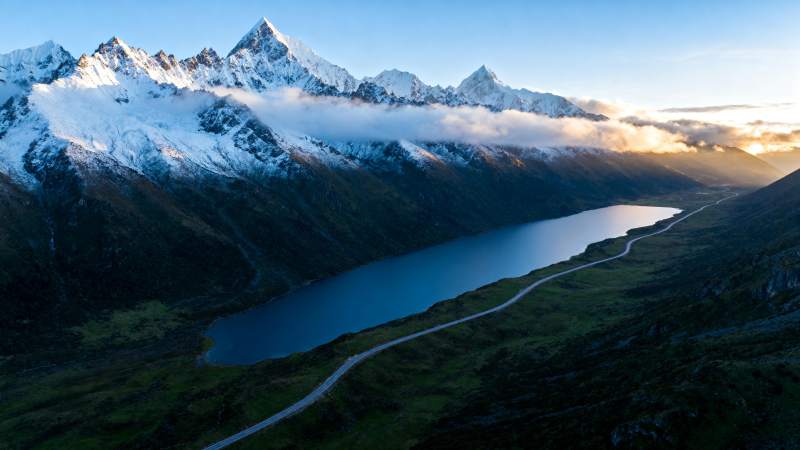雪山湖光晨曦美图片