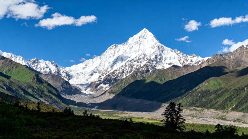 雪山巍峨 蓝天白云图片