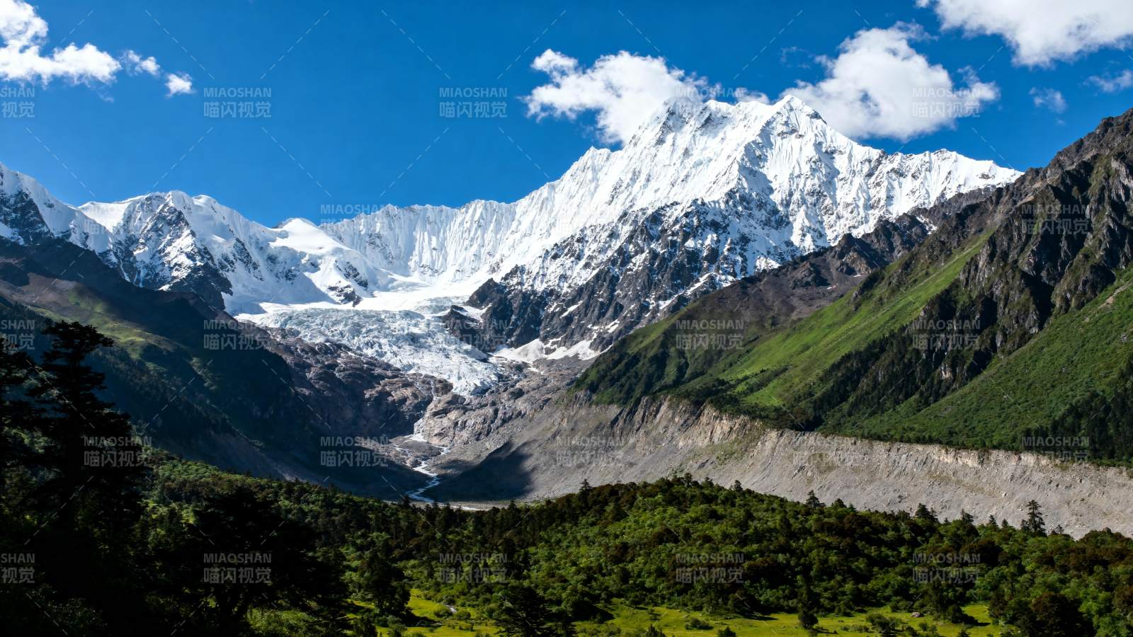 雪山巍峨 绿谷幽深图片
