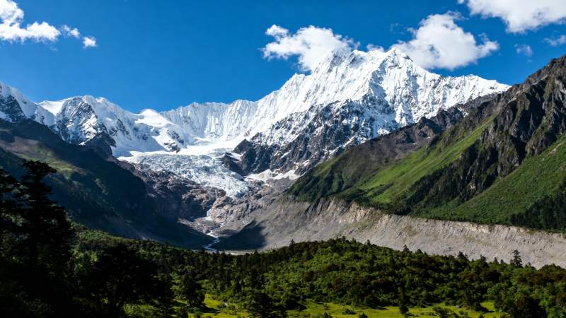 雪山巍峨 绿谷幽深图片