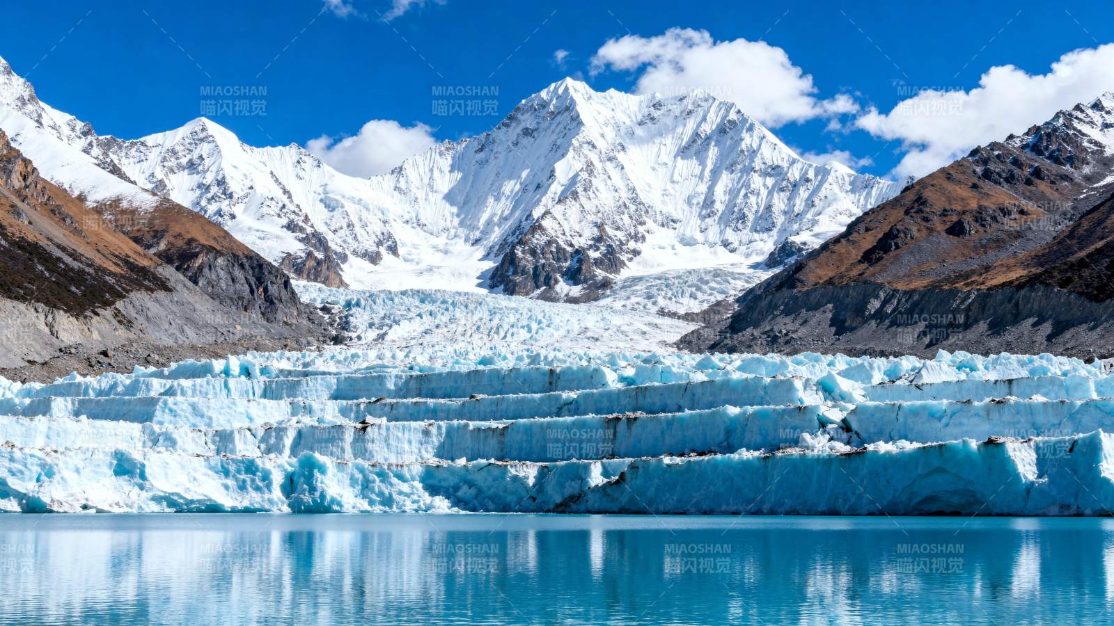 雪山冰湖美景图片