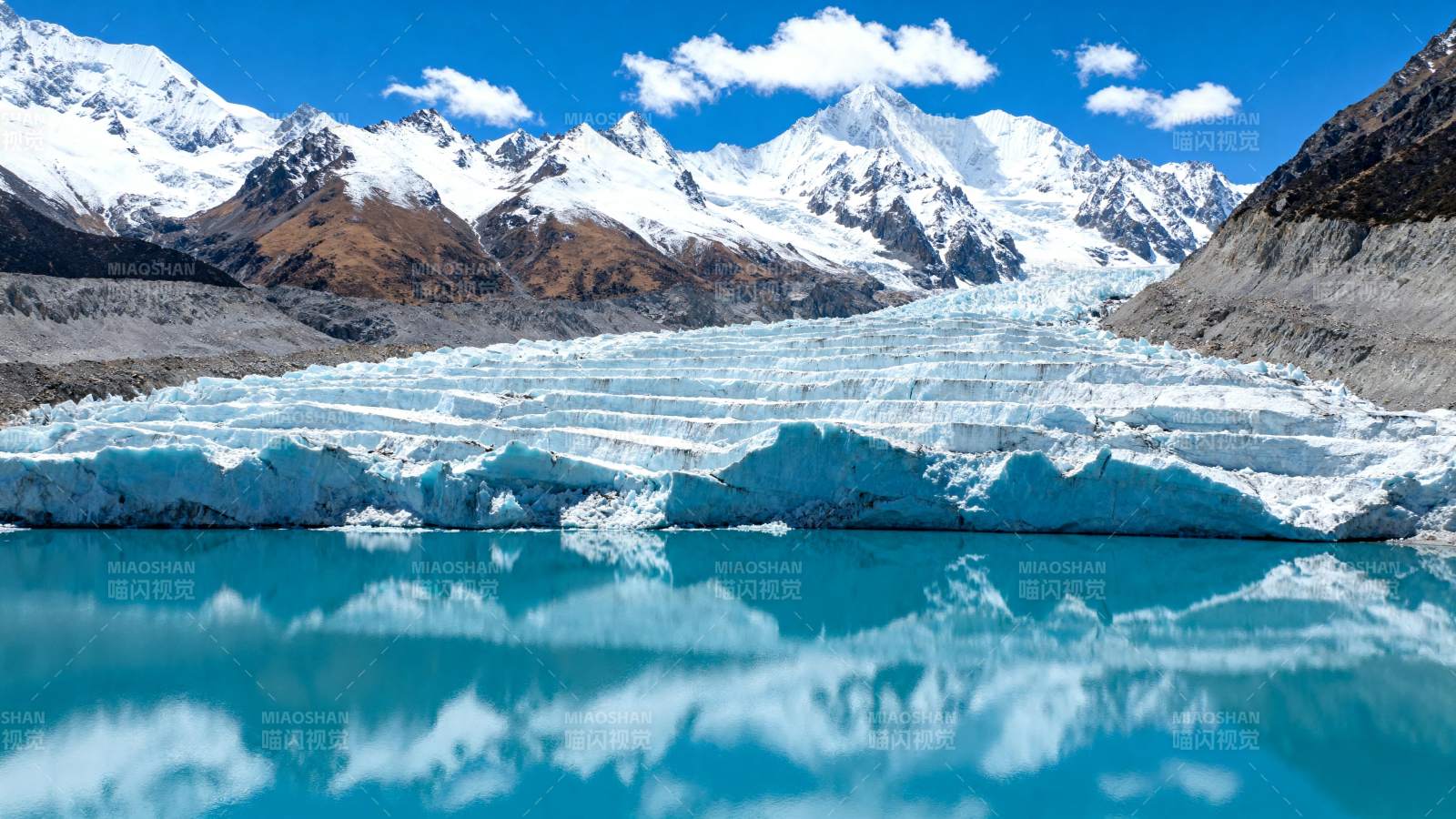 冰川映碧水图片
