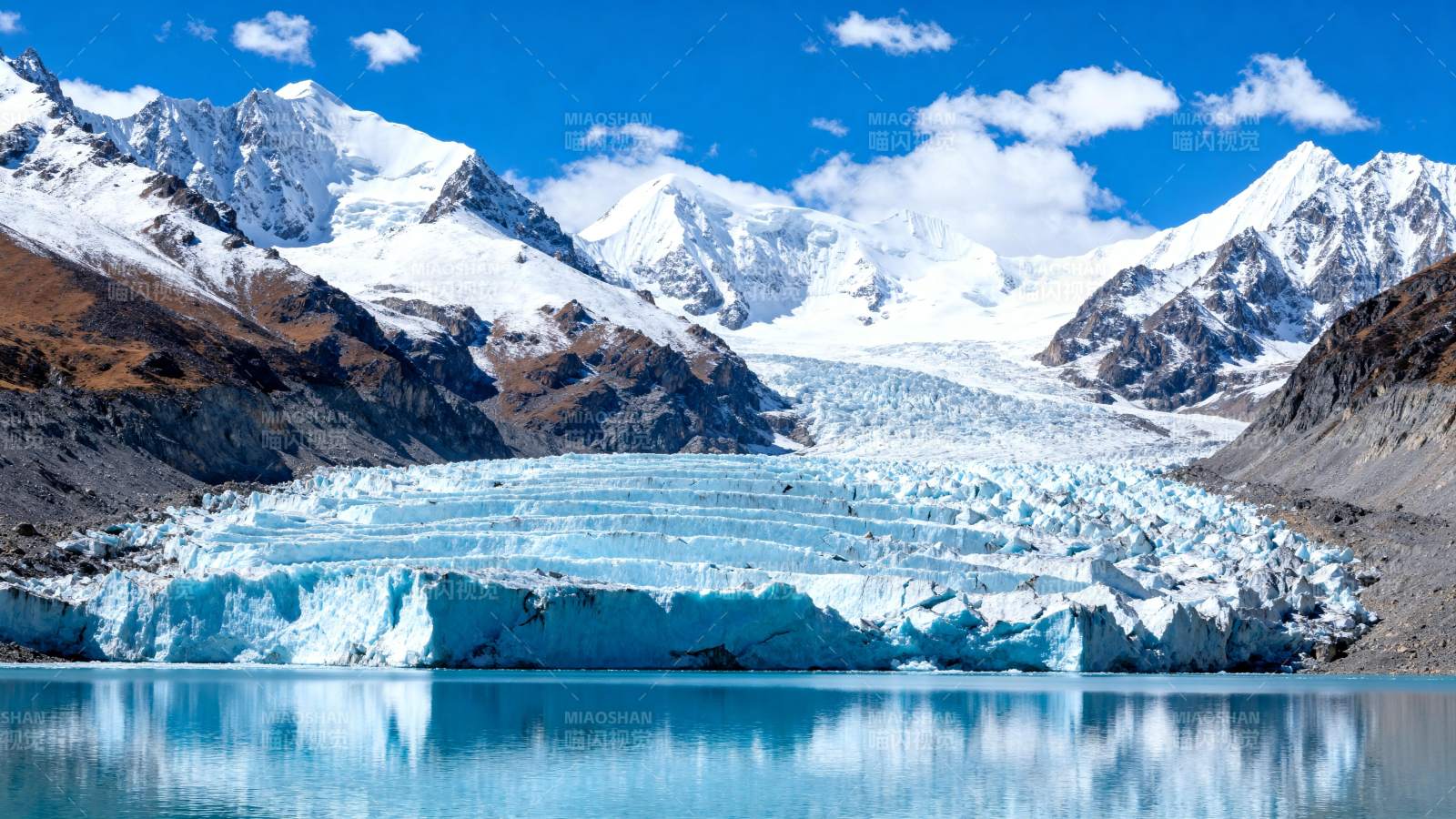 雪山冰川倒影湖图片