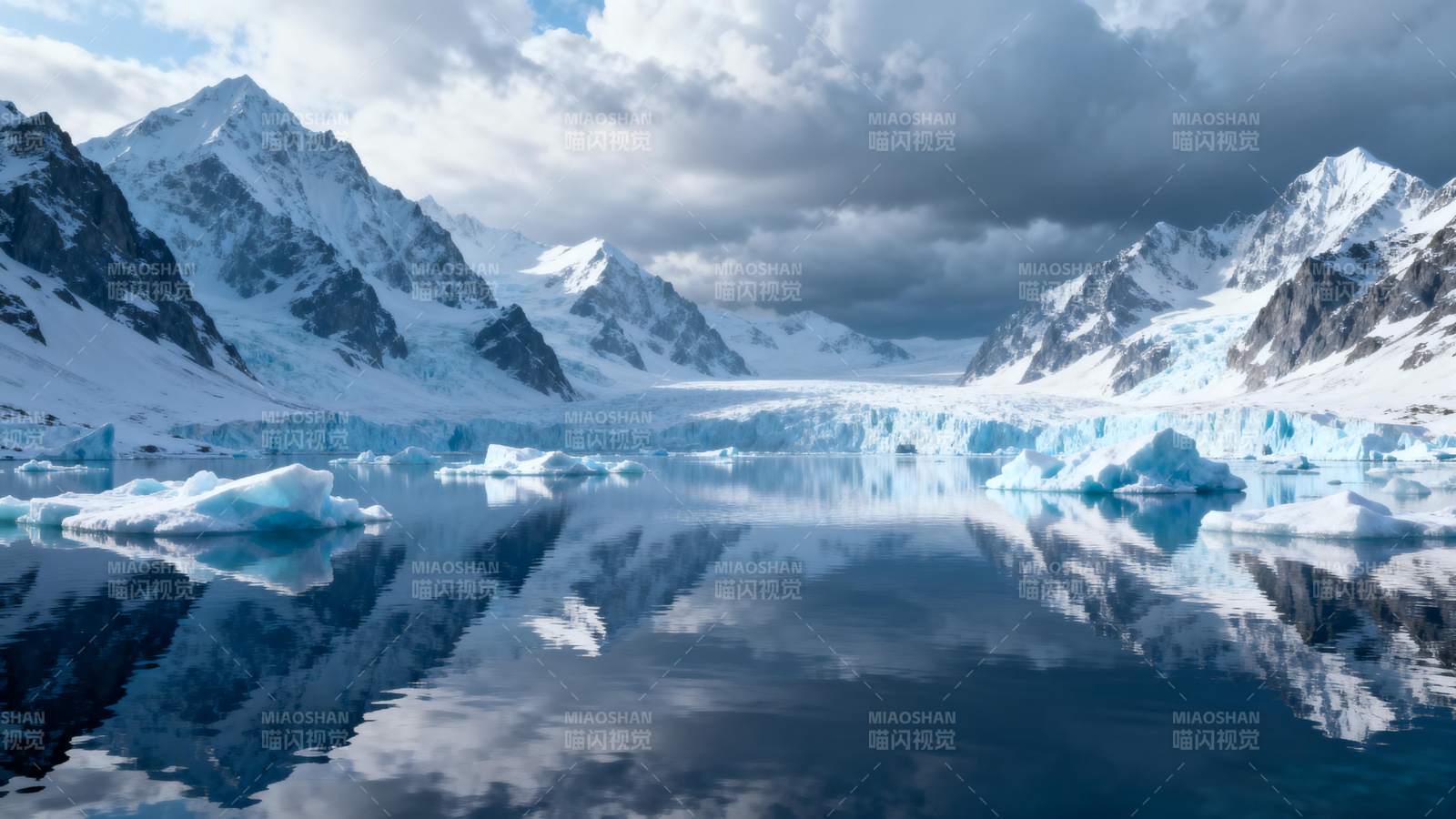 雪山倒影湖面图片