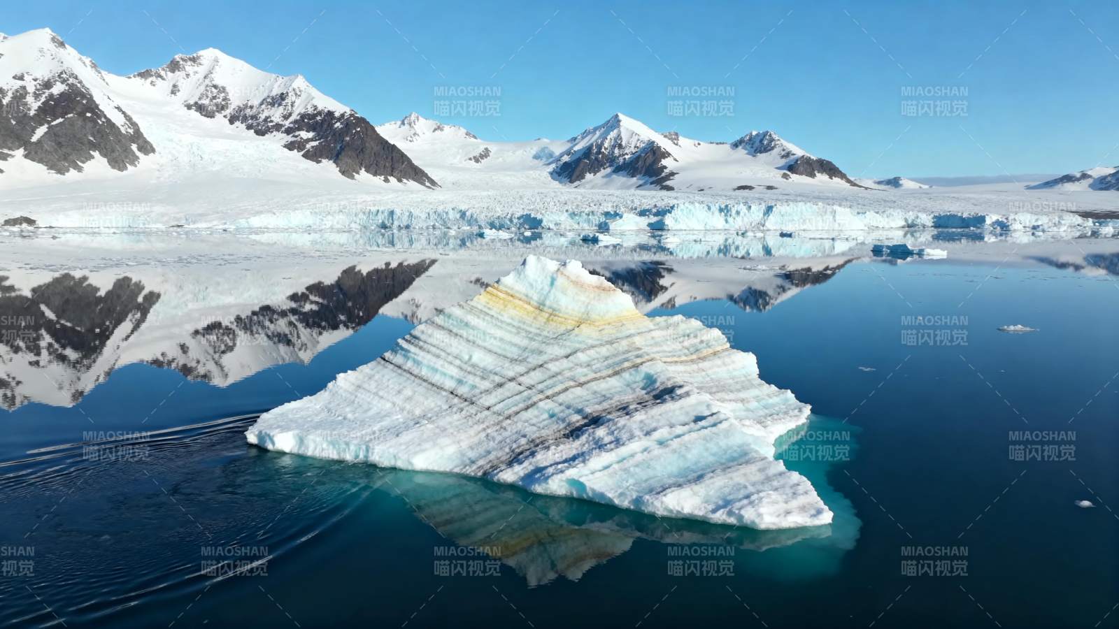 冰山倒影静谧湖图片